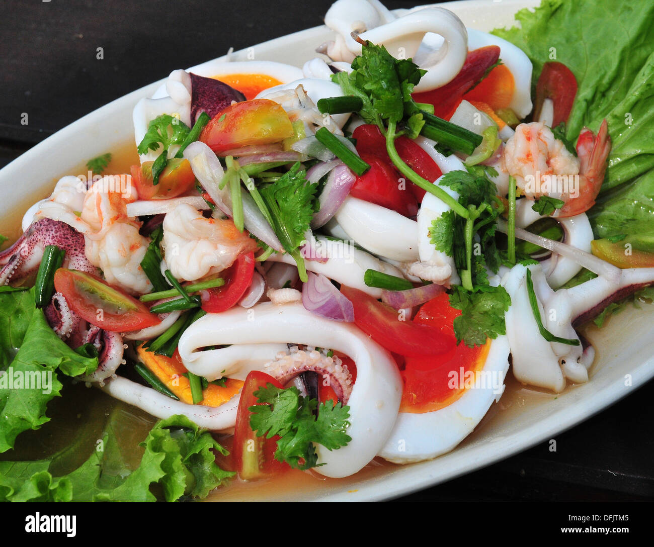 Taste of Thailand - Thai gesalztes Ei pikante Meeresfrüchte-Salat (Yam Khai Khem) Stockfoto
