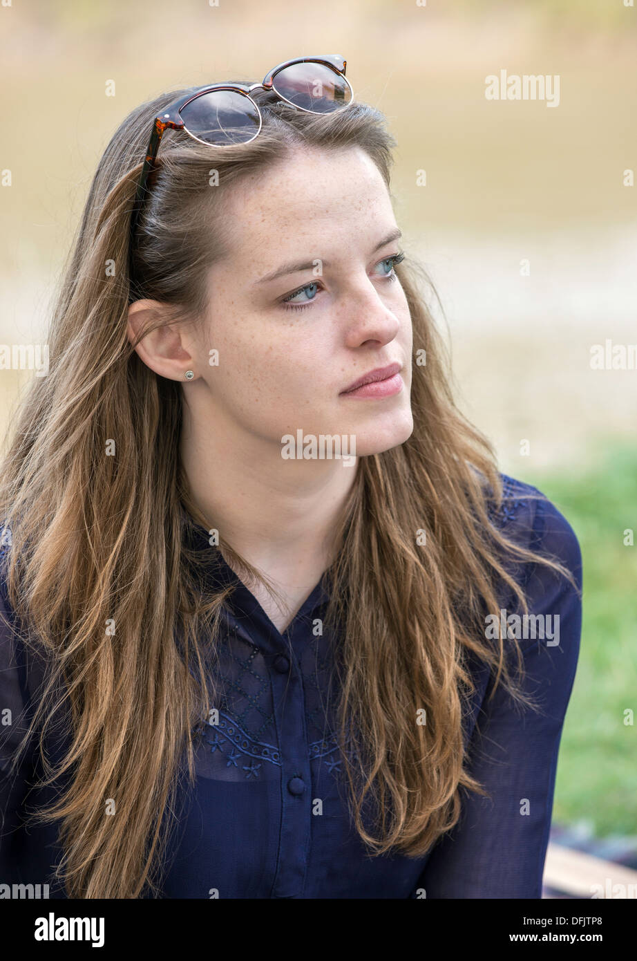 Junge Frau/Mädchen im Alter von 19 auf Outdoor-Musik-Event. UK Stockfoto