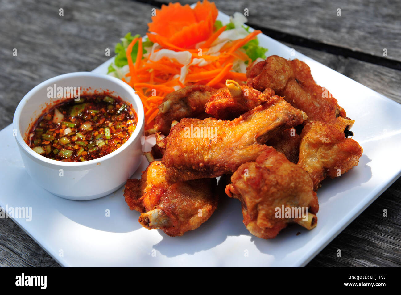 Geschmack von Thailand - Thai Fried Chicken Wings (Peek Gai Tod) mit einem Chili-dip Stockfoto