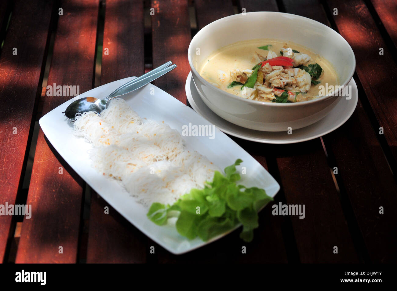 Geschmack von Thailand - Krabben-Curry mit Reisnudeln serviert Stockfoto