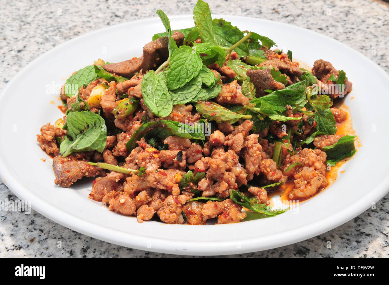 Taste of Thailand - Thai Larb Moo (gehacktes Schweinefleisch-Salat) Stockfoto