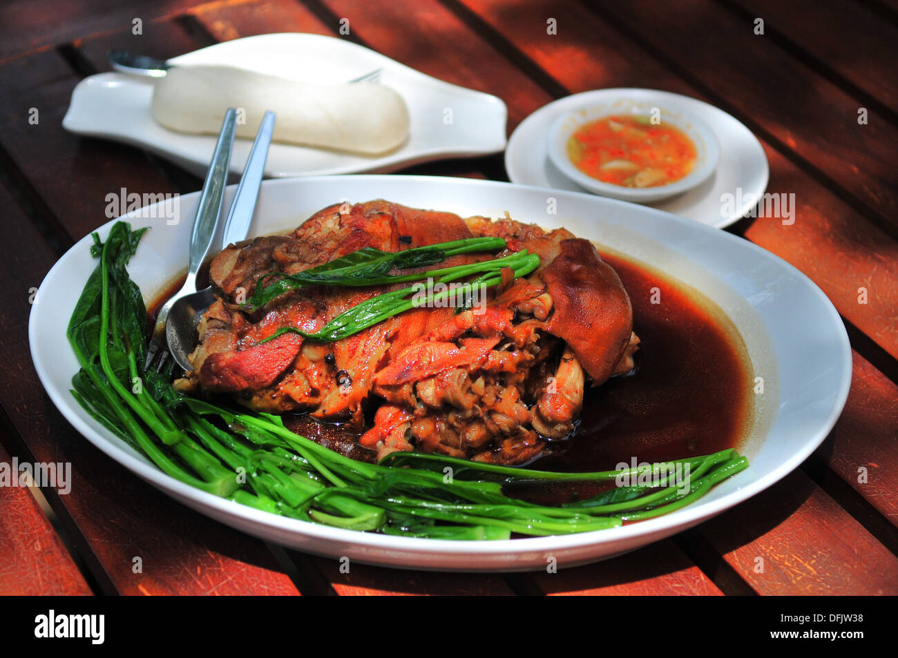 Taste of Thailand - ein Teller mit geschmortem Schweinefleisch Knöchel (Ka Muu Palo) Stockfoto