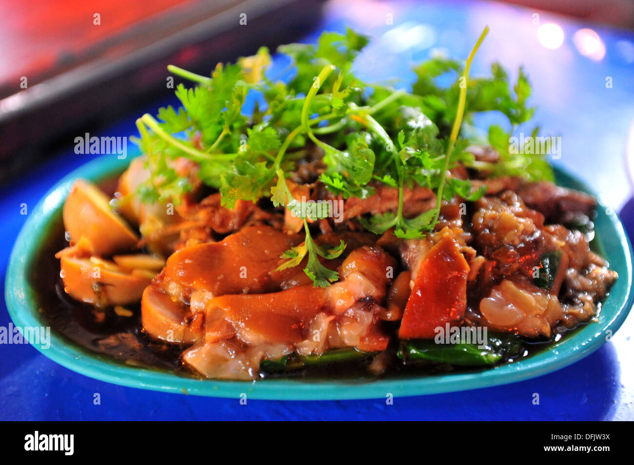 Taste of Thailand - ein Teller mit geschmortem Schweinefleisch Knöchel (Ka Muu Palo) Stockfoto