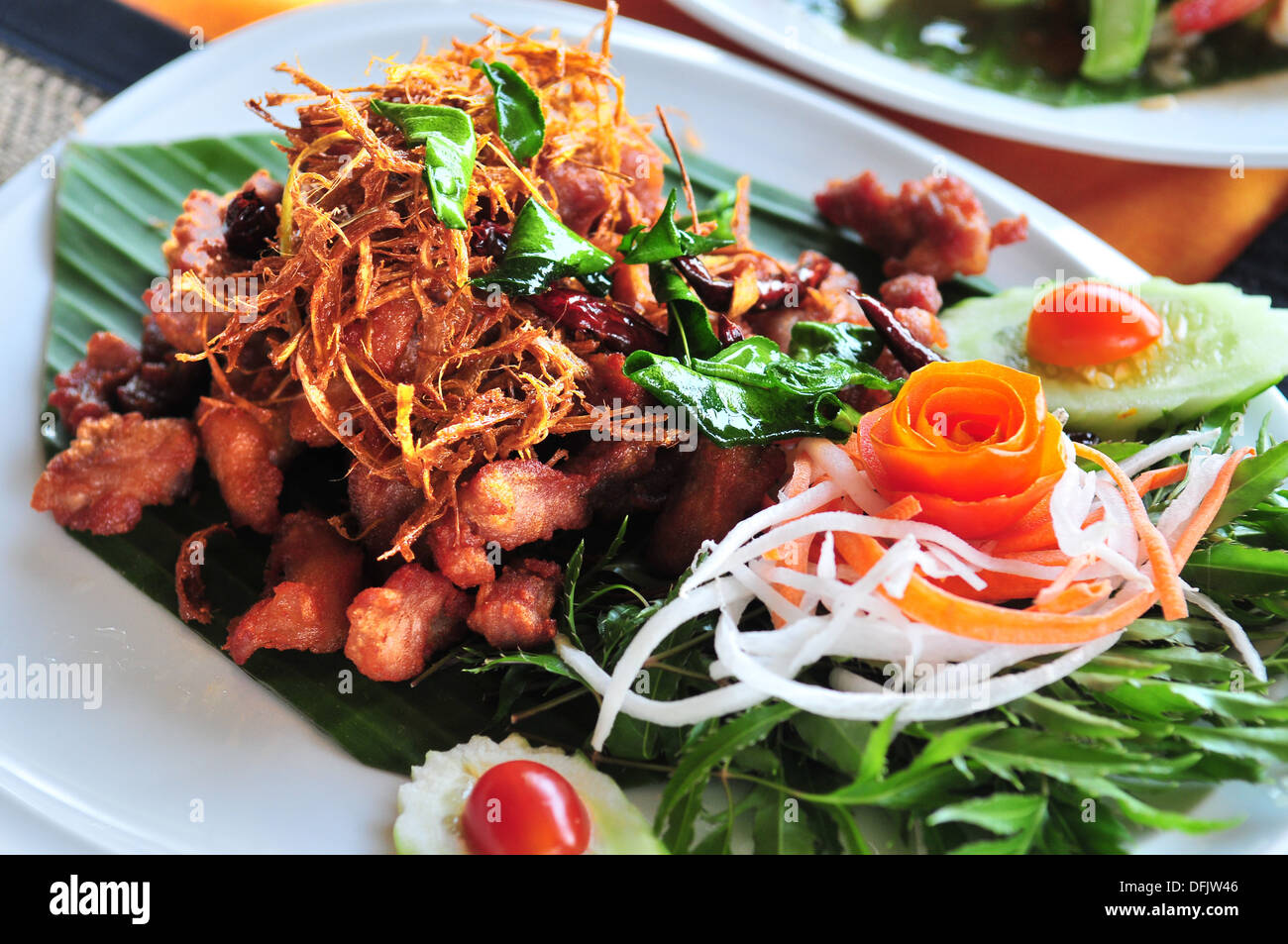 Geschmack von Thailand - gebratenes Schweinefleisch mit tiefen gebratene knusprige Lemongras gekrönt Stockfoto