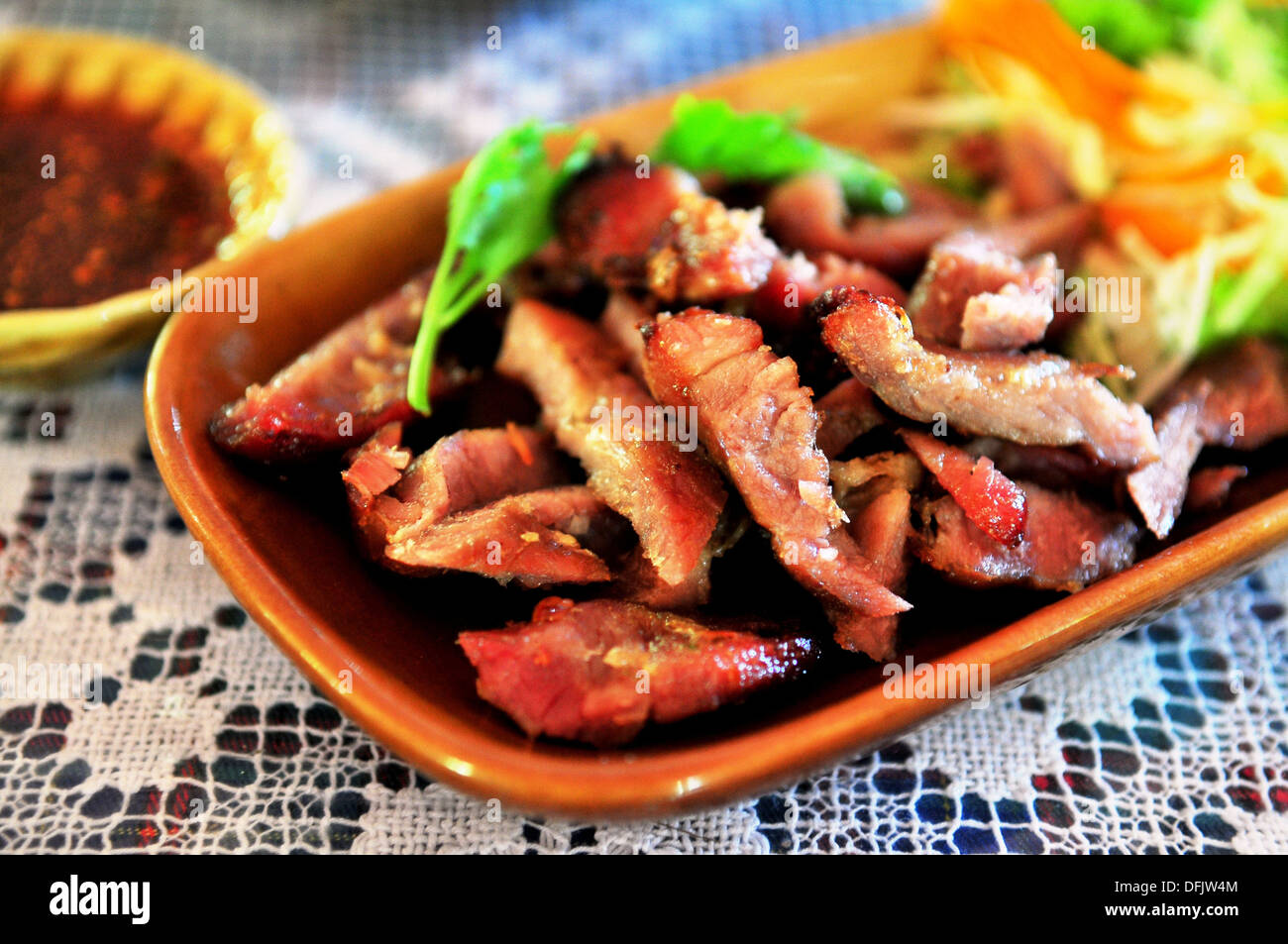 Geschmack von Thailand - gegrillte Schweinenacken (Kor Moo Yang) mit einem Chili-dip Stockfoto