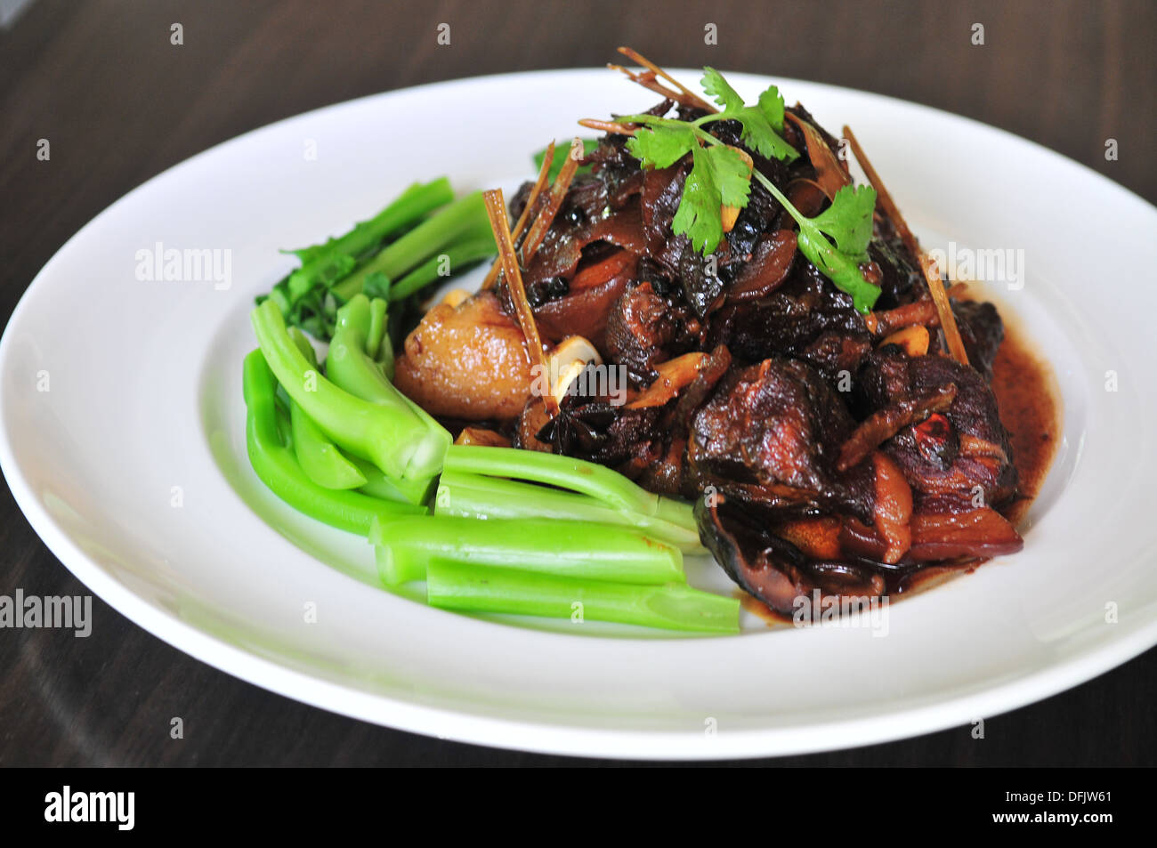 Geschmack von Thailand - geschmorter Schweinebauch mit süßer Sojasoße, Zimt und Sternanis Stockfoto
