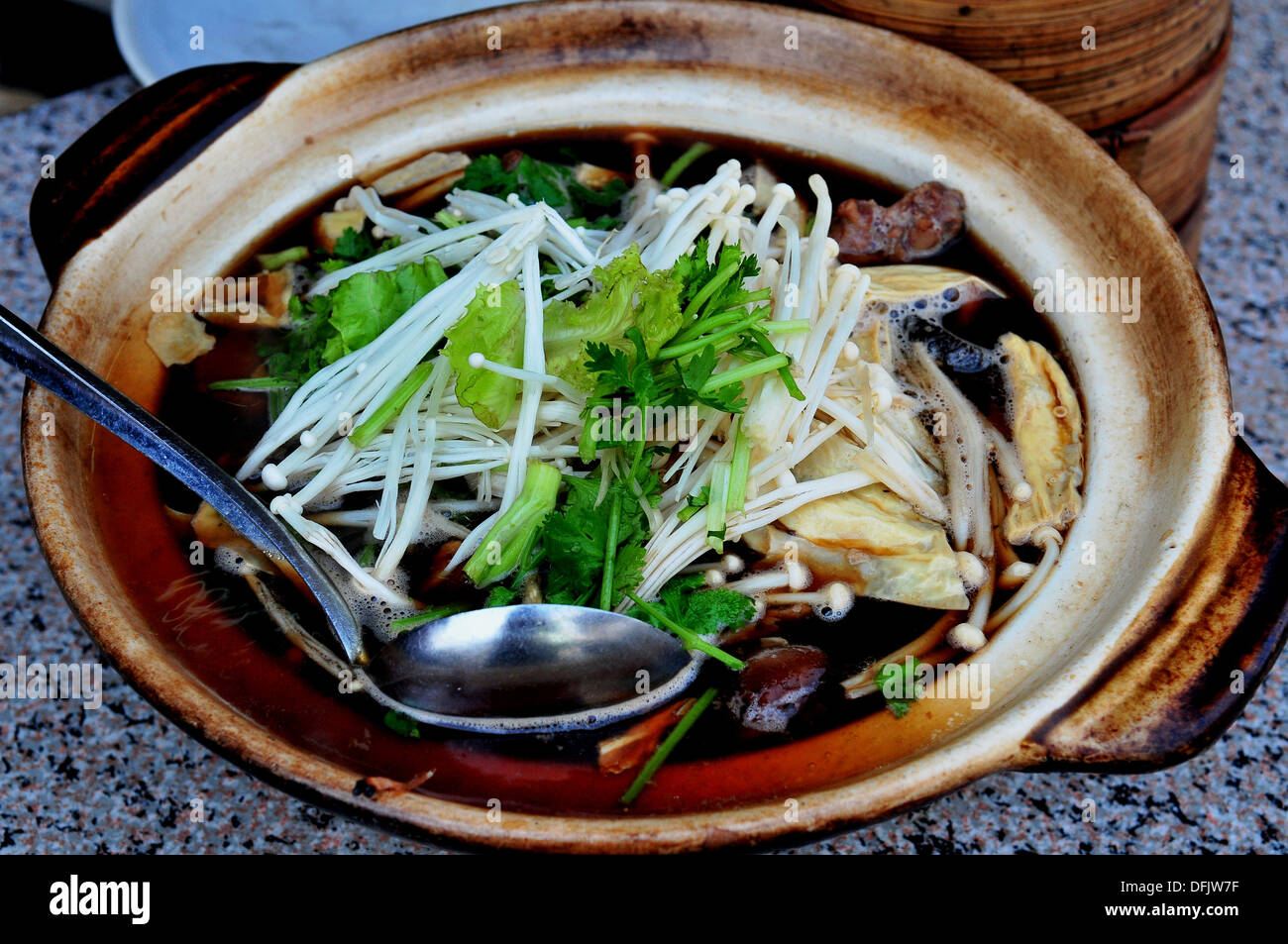 Geschmack von Thailand - Thai Bah Kut Teh mit Enoki-Pilze Stockfoto