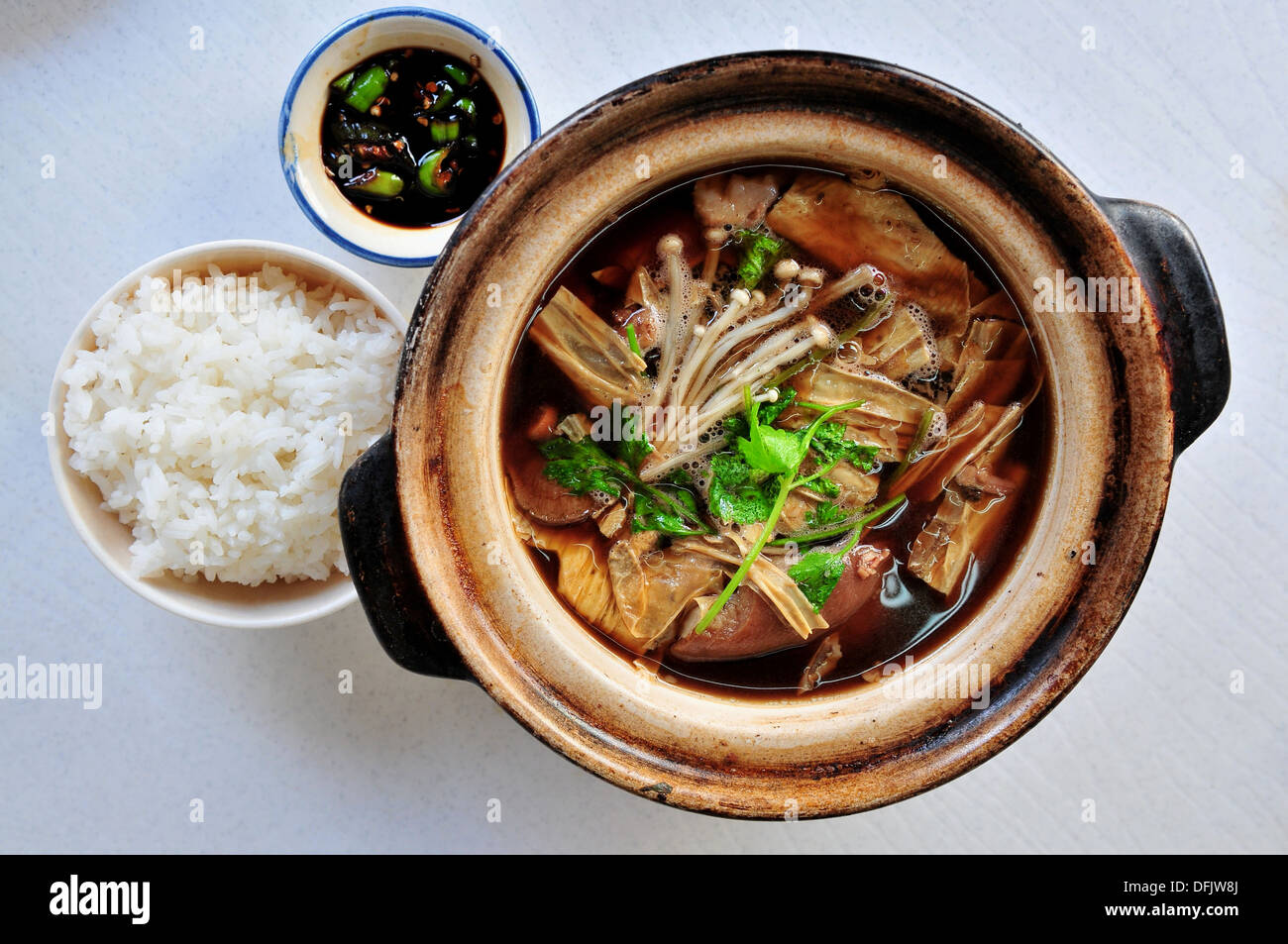 Geschmack von Thailand - Thai Bah Kut Teh, serviert mit Thai Jasminreis Stockfoto