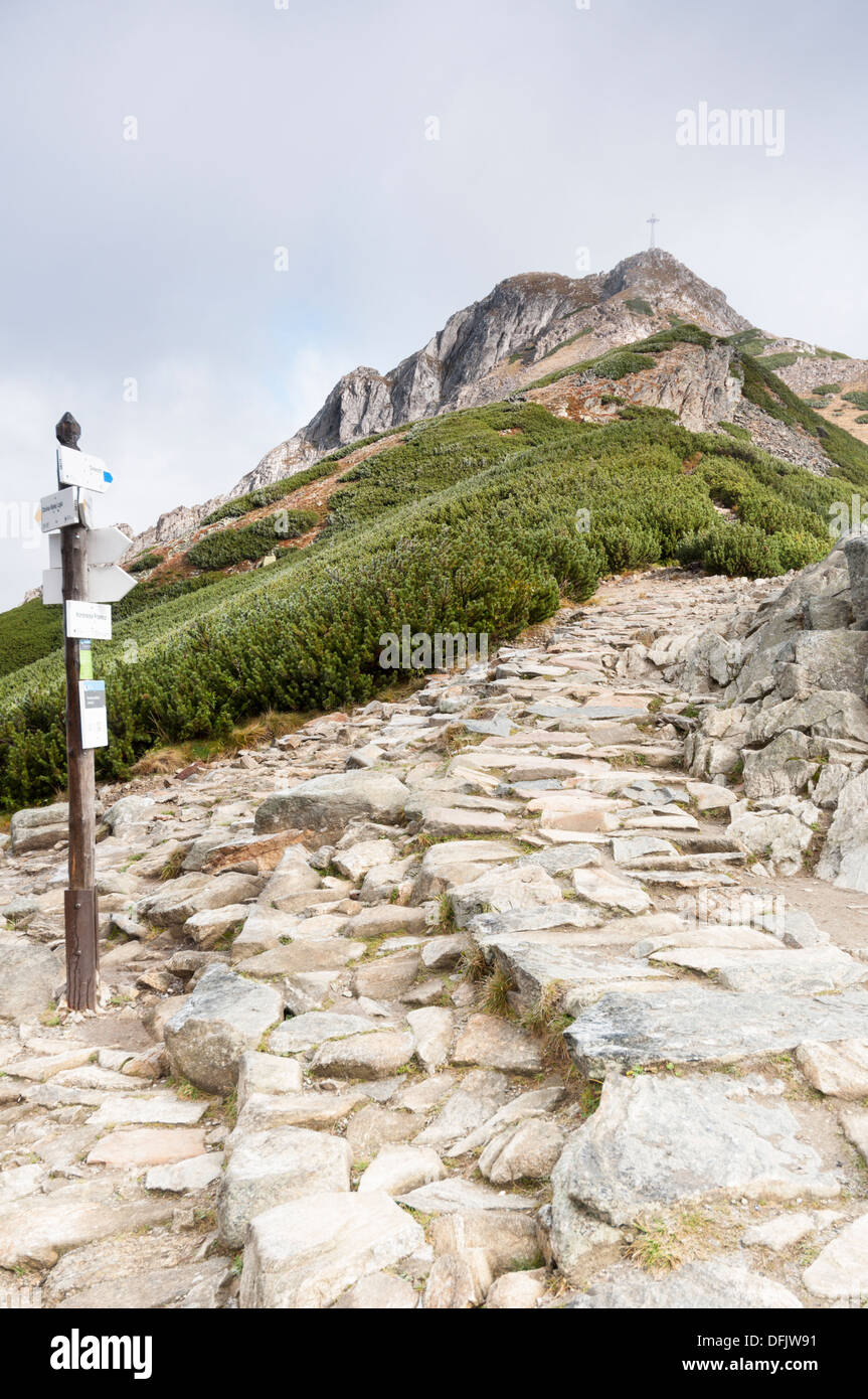 Route auf giewont. giewont am bekanntesten ist und am Berg in Polen besucht. Sichtbar das Berühmte Kreuz auf dem Gipfel des Berges Stockfoto