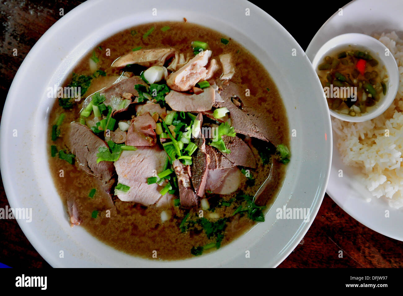 Geschmack von Thailand - Thai Schwein Orgel Suppe serviert mit Thai Jasminreis Stockfoto