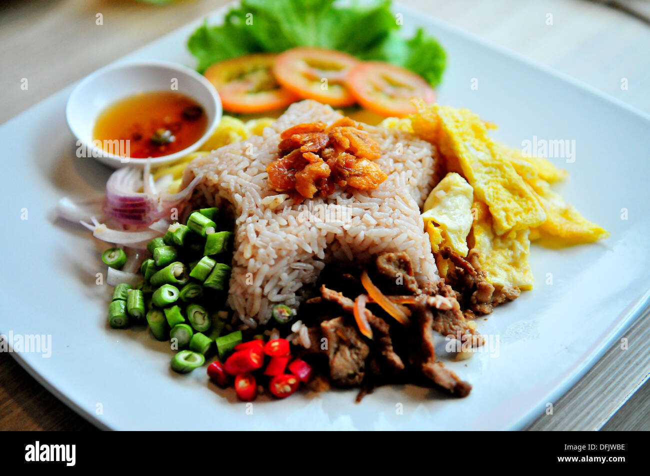 Geschmack von Thailand - eine Platte von Khao Kloek Kapi (Shrimps-Paste-Reis) Stockfoto