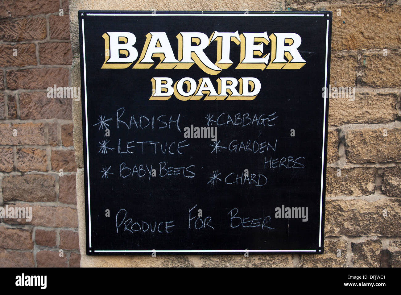 Ein Tausch Board mit Freibier für Frischwaren außerhalb einer Dorfkneipe in Derbyshire, England, Vereinigtes Königreich Stockfoto