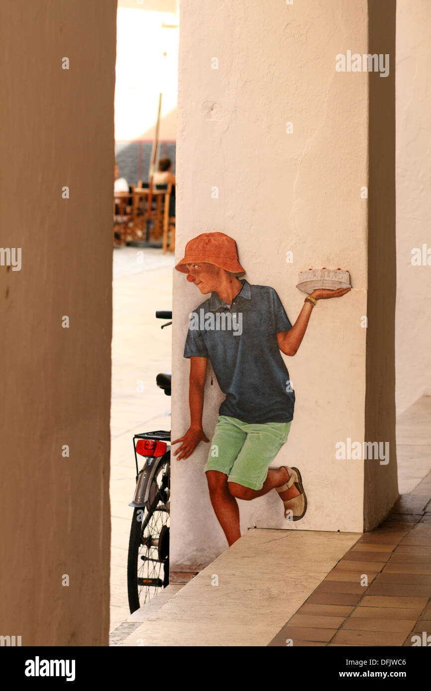 Junge, die darauf warten, einen Pudding Kuchen werfen Stockfoto