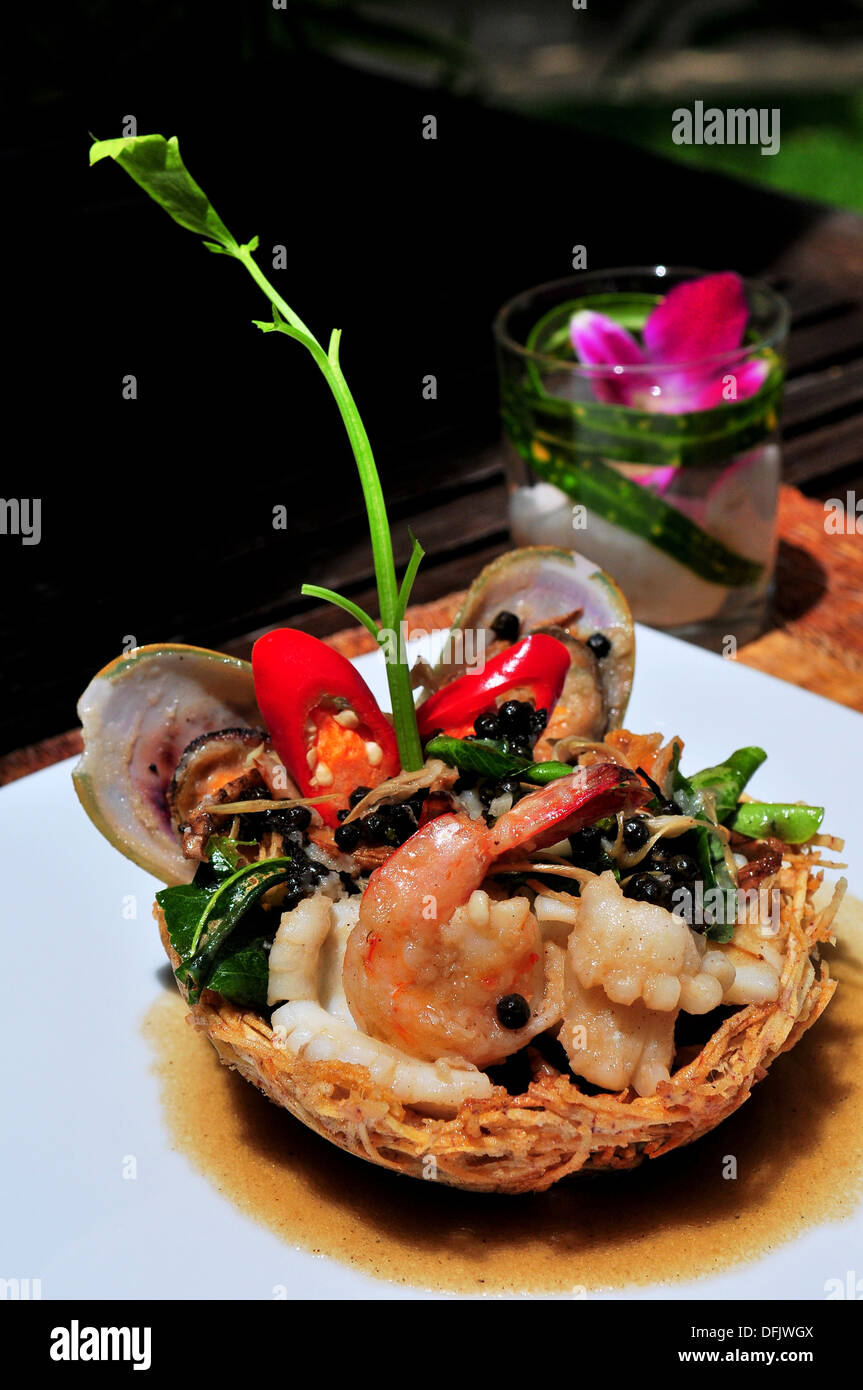 Geschmack von Thailand - Seafoods Medley in knusprig Taro-Korb Stockfoto