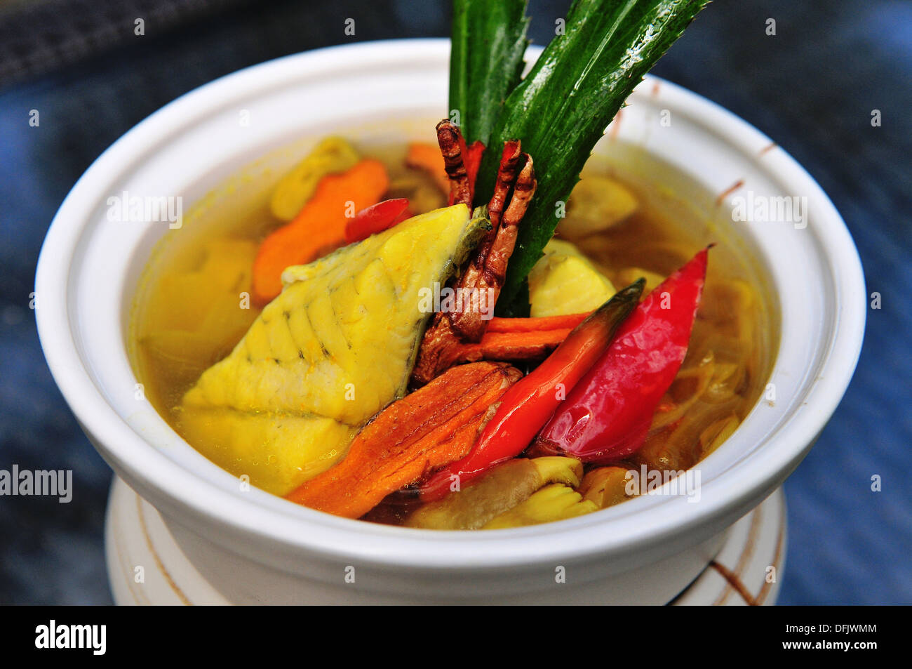 Taste of Thailand - klare Tom Yum Meeresfrüchte Suppe (Tom Yum Talay) Stockfoto