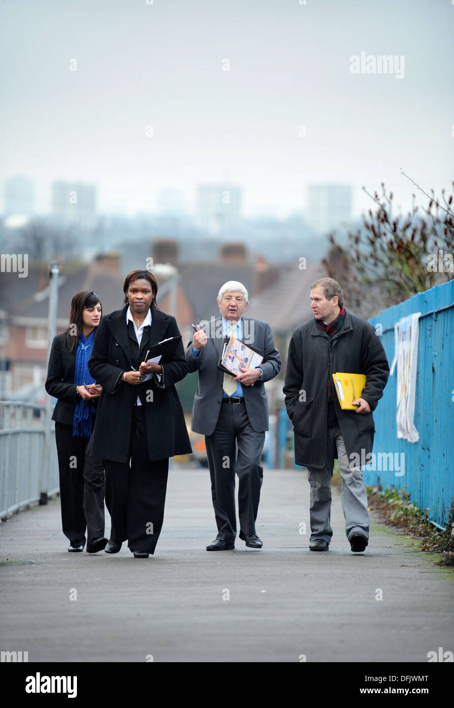 Re Karen Hamilton, prospektive Parlamentskandidatin (Lib Dems) Kampagnen in Perry Barr Wahlkreis in Birmingham. Stockfoto