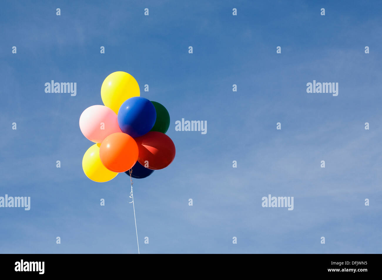 Eine Reihe von bunten Luftballons in den blauen Himmel. Stockfoto