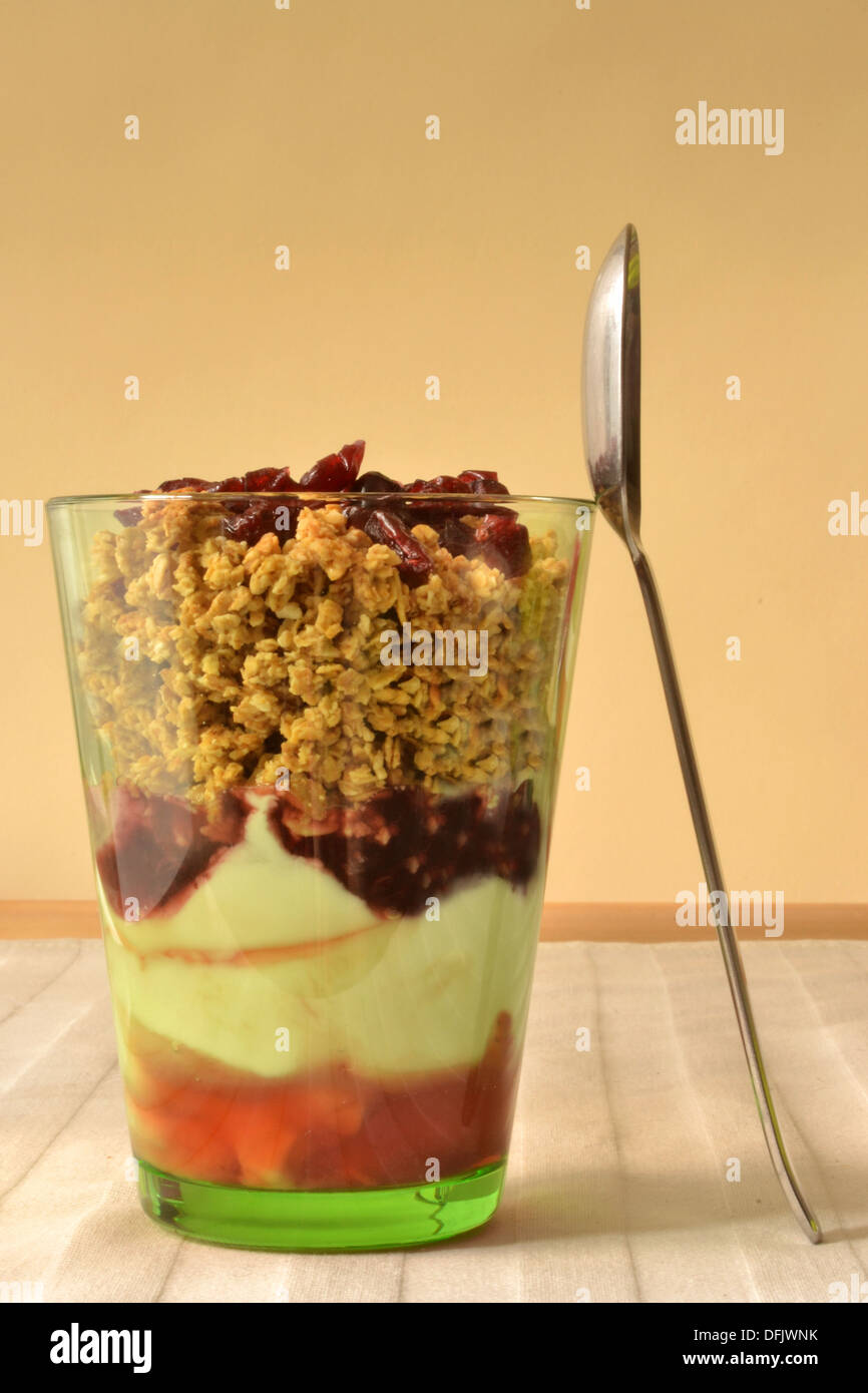 Glas mit Joghurt, Müsli und Obst Stockfoto