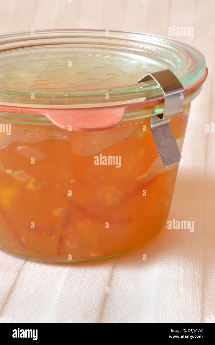 Orange Ingwer Marmelade in Konserven Glas mit Gummi- und clip Stockfoto