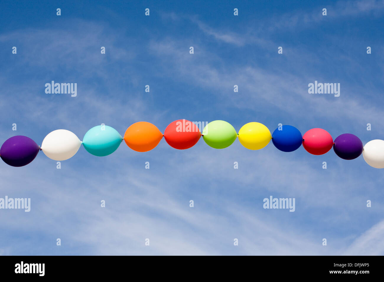 Einen Bogen von bunten Luftballons in den blauen Himmel. Stockfoto