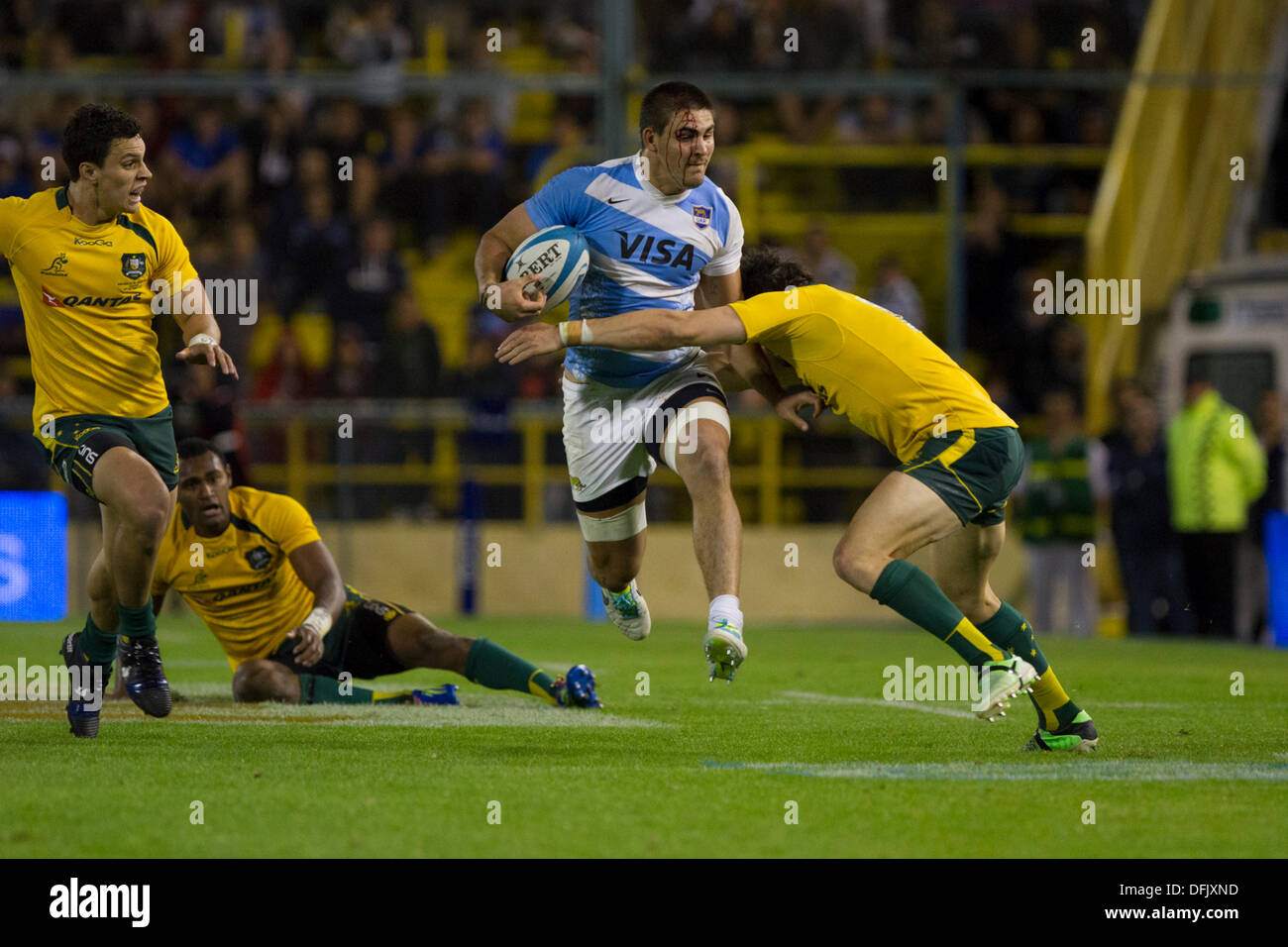 Rosario, Santa Fe, Argentinien. 5. Oktober 2013. Rugby-Meisterschaft Befestigung zwischen Argentinien und Australien. Estadio Gigante de Arroyito. Pablo Matera in Angriff genommen. Bildnachweis: Aktion Plus Sport/Alamy Live-Nachrichten Stockfoto