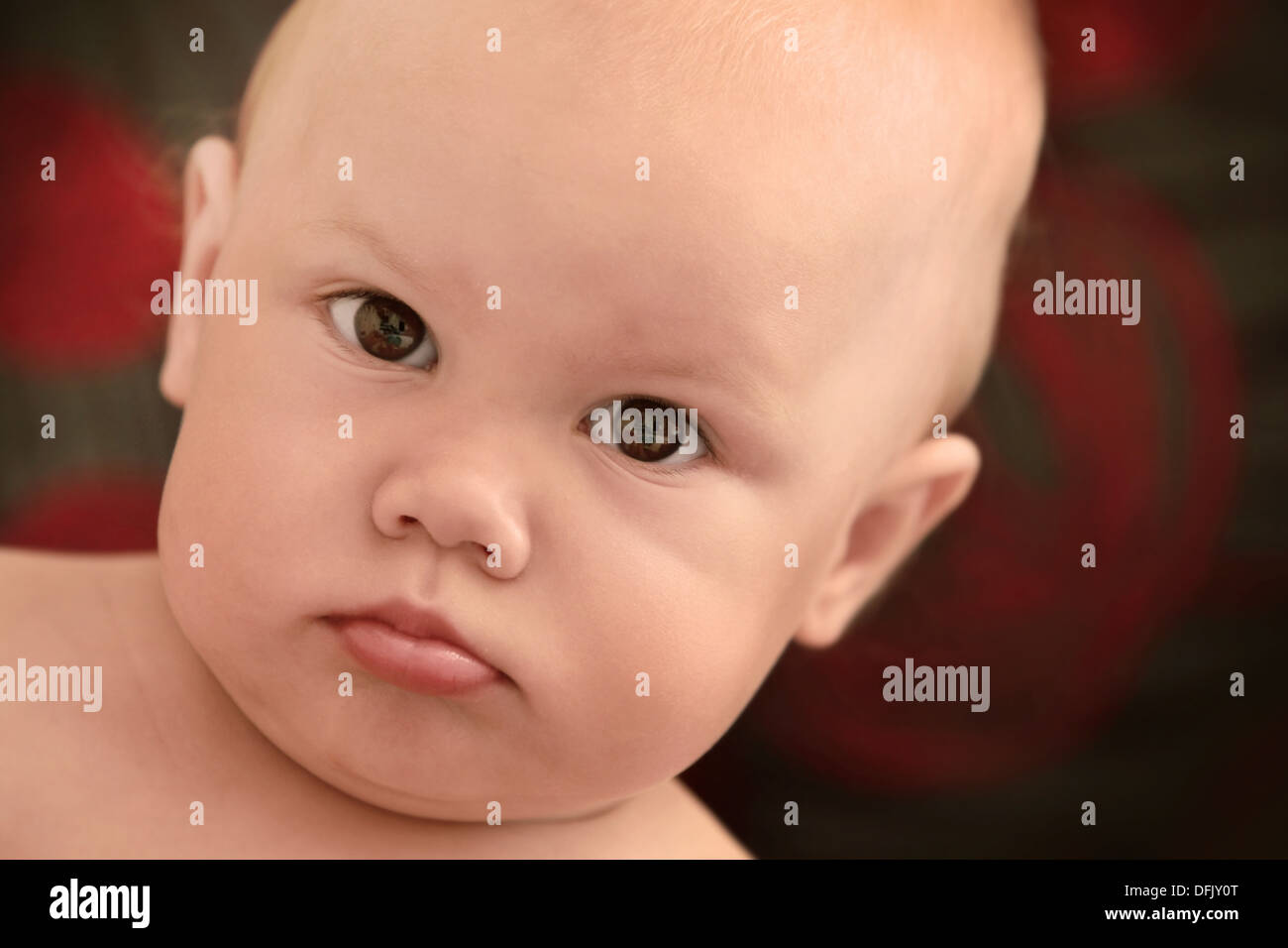 Lustige ernsthafte kaukasischen Baby in die Kamera schauen Stockfoto
