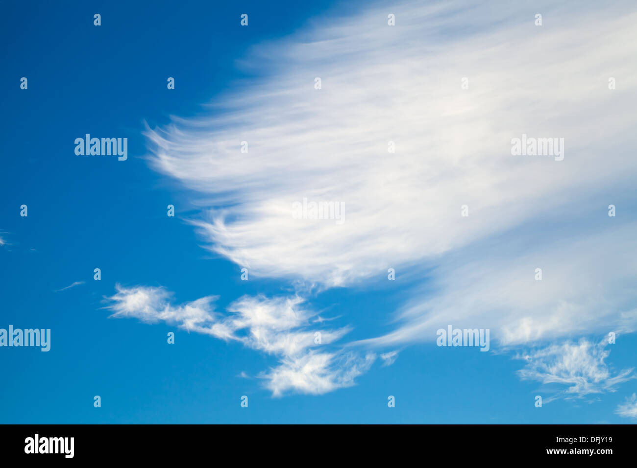 Natürliche Himmelshintergrund Foto mit windigen Wolken Stockfoto