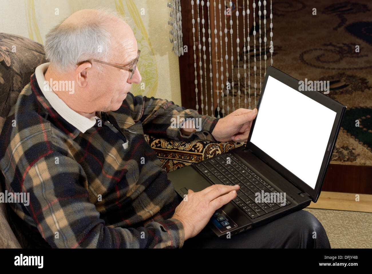 Vogelperspektive Ansicht mit dem leeren Bildschirm eine Glatzenbildung senior Mann mit Brille mit einem Laptop-Computer im Internet surfen Stockfoto