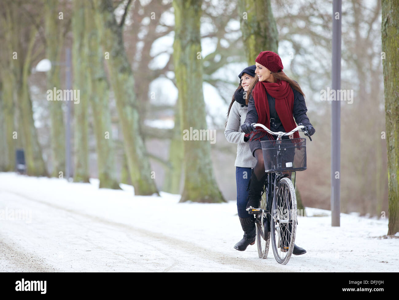 Fröhliche Frauen genießen Sie die Schönheit des Parks durch Fahrrad fahren zusammen Stockfoto