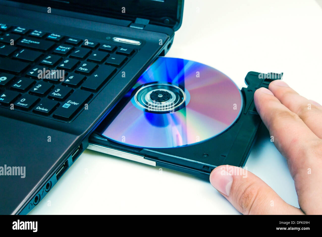 Menschen legen Sie CD vom laptop Stockfoto