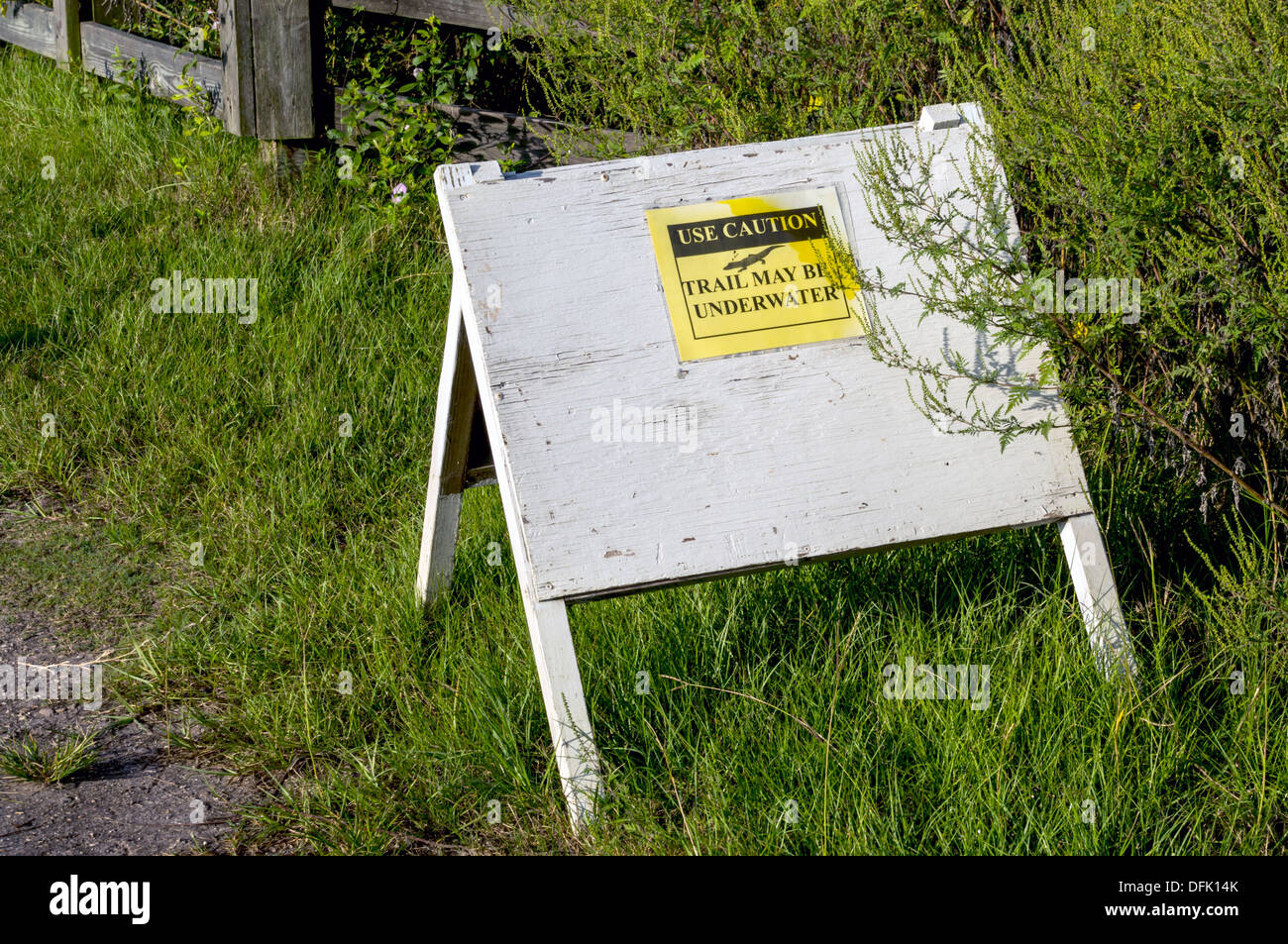 Warnschild Achtung a-Frame in Paynes Prairie State Wildlife Preserve Warnung vor Hochwasser auf Spur. Stockfoto