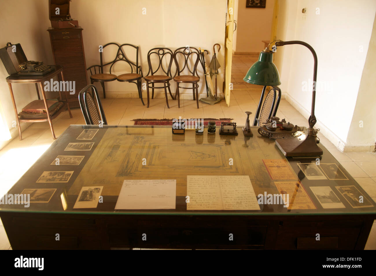 Der Schreibtisch von Howard Carter in seinem Dig-Haus nahe dem Tal der Könige und Königinnen, in Luxor, Ägypten. Stockfoto