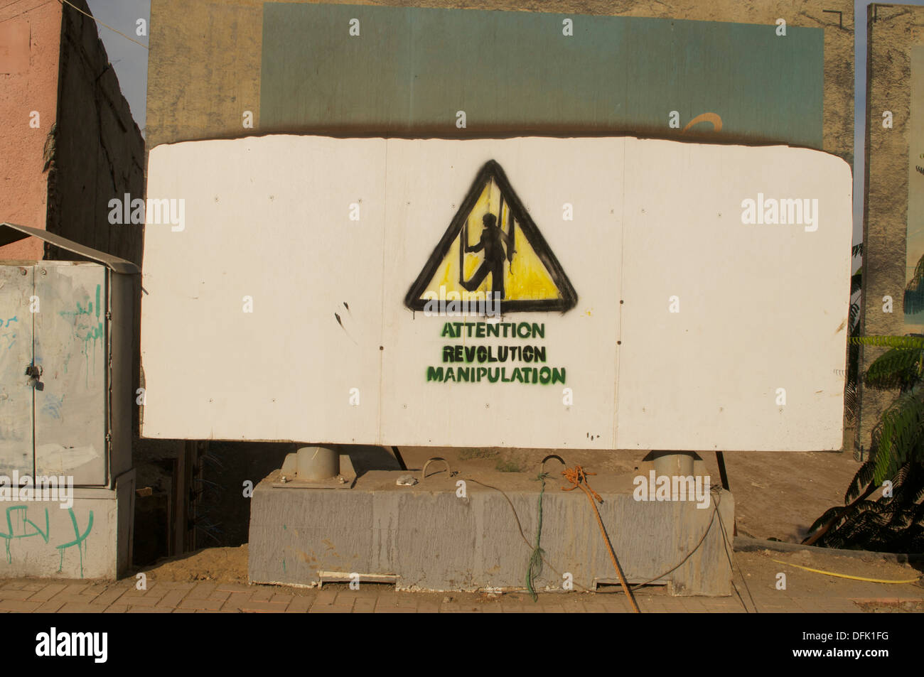 Graffiti in Luxor, denunzieren die Mursi-Regierung für die ägyptische Revolution Manipulation. Stockfoto