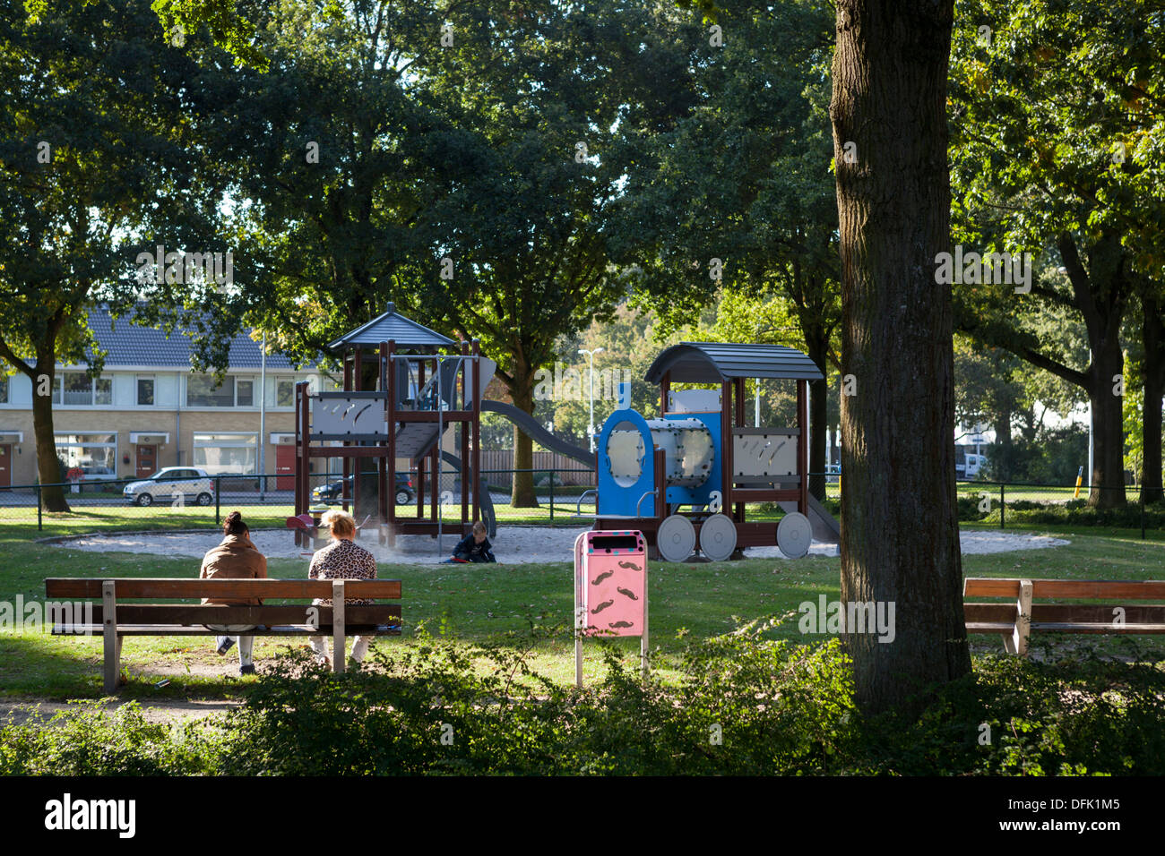 Quadrat mit Spielgeräten in der Nachbarschaft von Woensel in Eindhoven Stockfoto