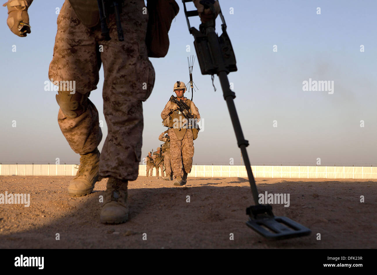 US-Marines verwendet einen Metalldetektor während Zähler Improvised Explosive Device Ausbildung 3. April 2013 am Camp Leatherneck, Provinz Helmand, Afghanistan. Stockfoto