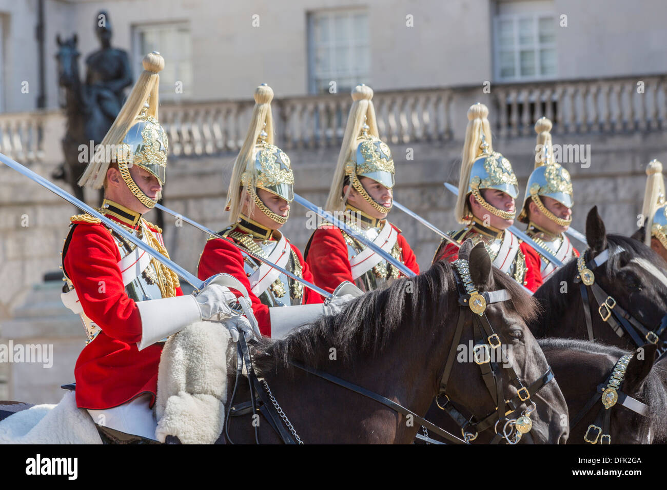 Montiert Royal Life Guards (Household Cavalry) zeremonielle Aufgaben bei Horseguards Parade, West End, London, UK Stockfoto