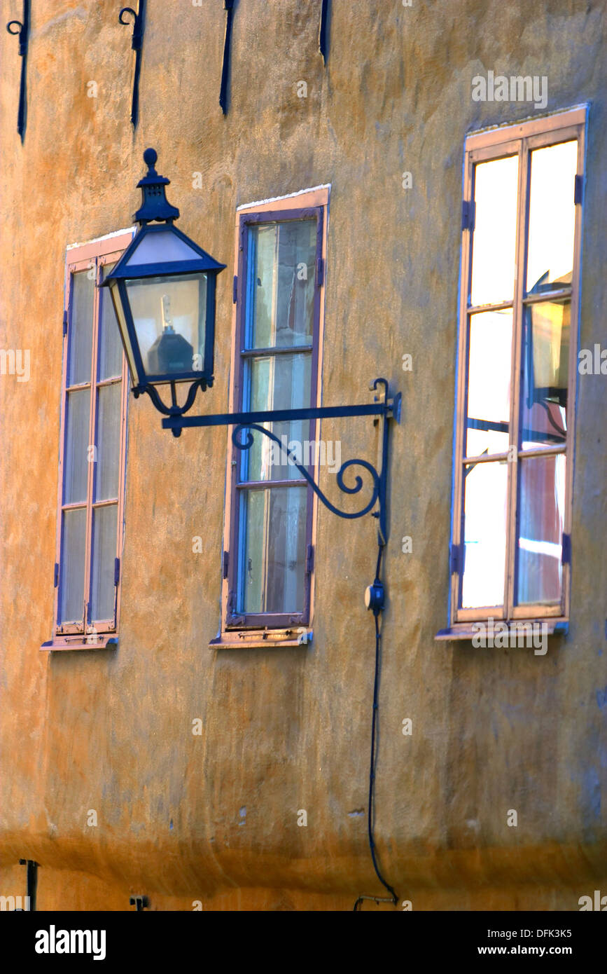 Windows spiegelt das starke herbstliche Licht in Gamla Stan - Stockholms  Altstadt - Stockholm, Schweden Stockfotografie - Alamy