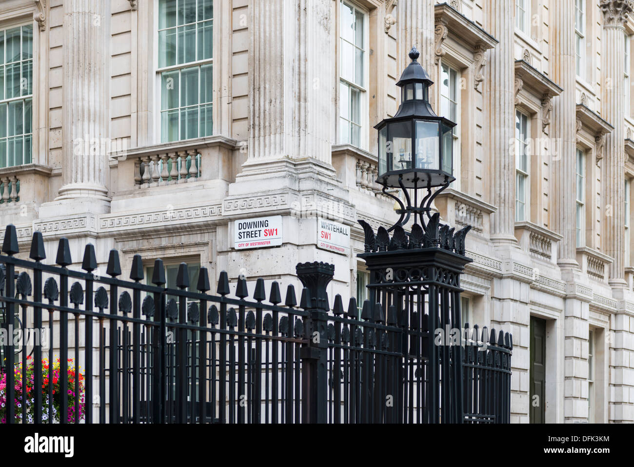 Schuss von Toren mit Straßenschildern für Downing Street und Whitehall beschnitten Stockfoto