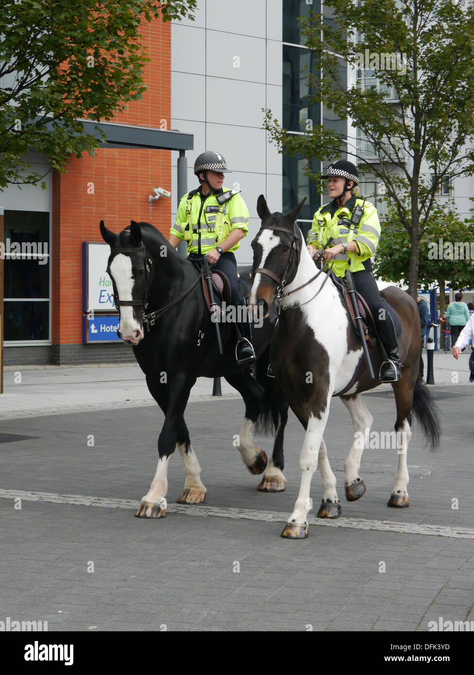 Zwei berittene Polizisten patrouillieren Gunwharf Quays in Portsmouth, hamsphire Stockfoto