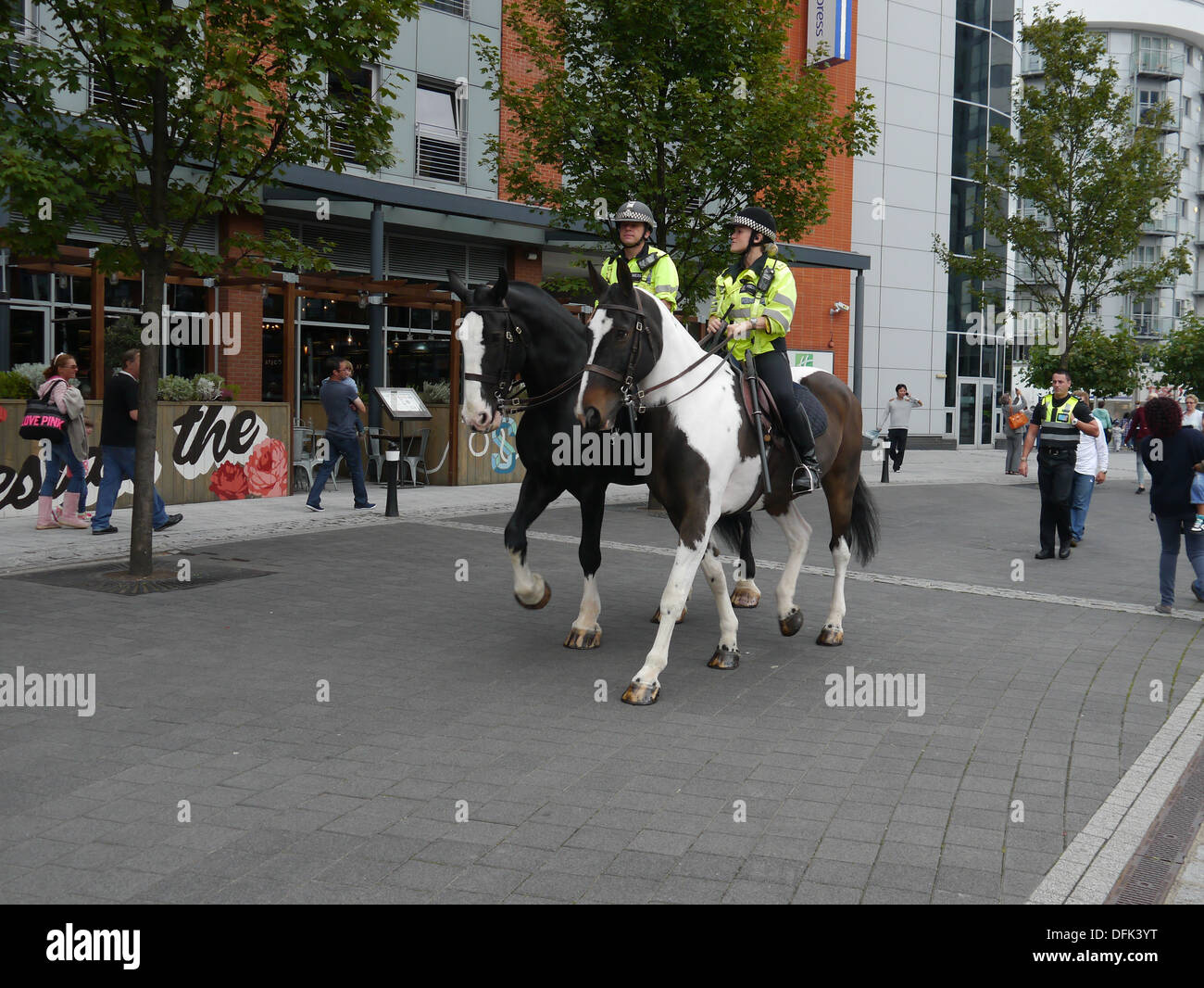 Zwei berittene Polizisten patrouillieren Gunwharf Quays in Portsmouth, hamsphire Stockfoto