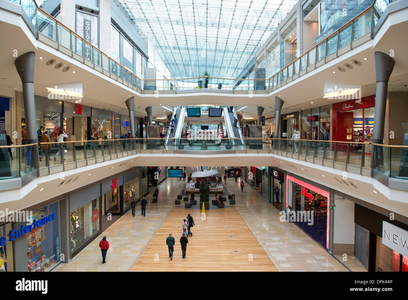 Eine interne Aufnahme von der Bullring Shopping Centre Mall befindet sich im Stadtzentrum von Birmingham. Stockfoto