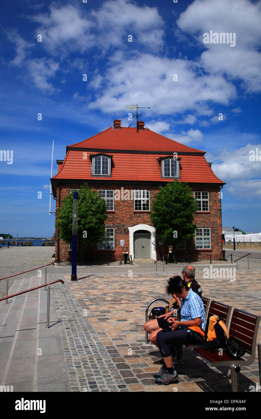 Fertighaus im alten Hafen von Wismar, Ostsee, Mecklenburg Pommern, Westdeutschland Stockfoto