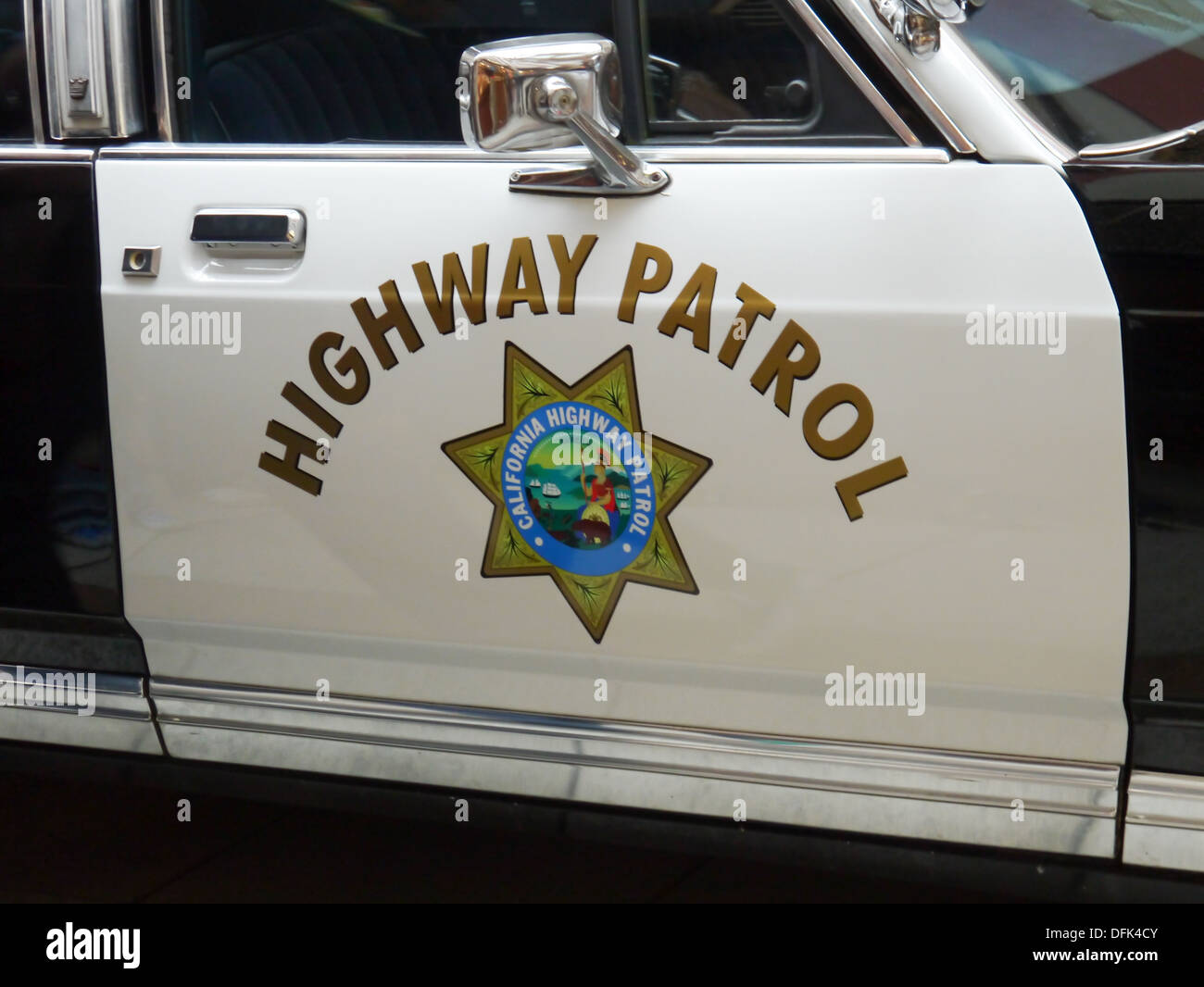 California Highway Patrol-Logo an der Seite eines Polizeiautos Stockfoto