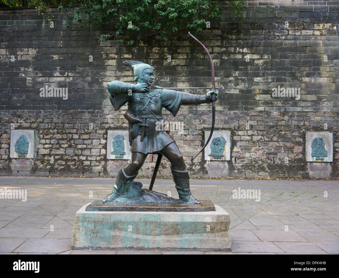 Bronzestatue von Robin Hood Pfeil und Bogen auf die Nottingham Castle im Vereinigten Königreich zu schießen. Stockfoto