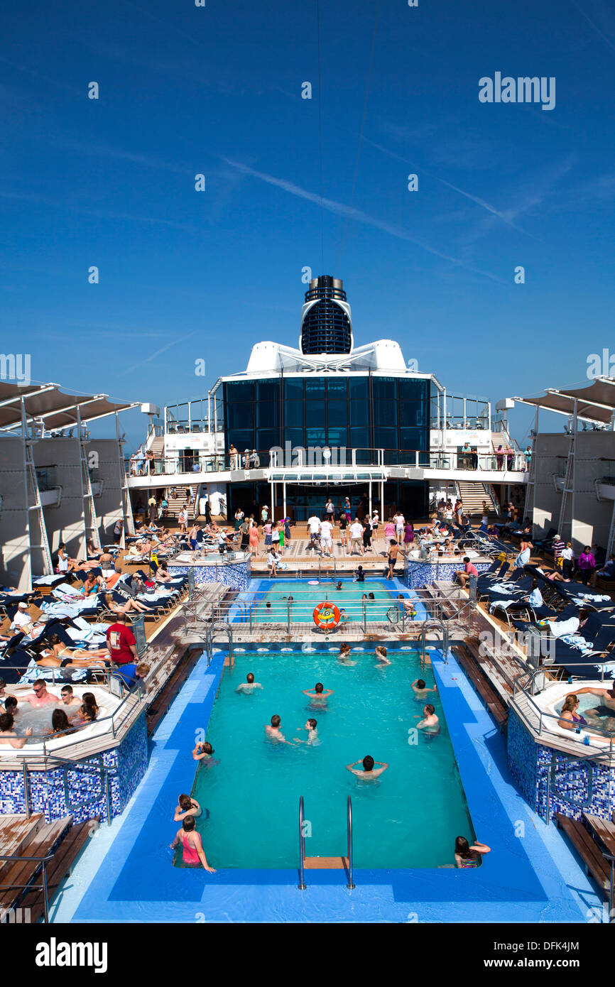 Schwimmbad an Bord Detail der Celebrity Eclipse ein Kreuzfahrtschiff Solstice Klasse von Celebrity Cruises betrieben Stockfoto