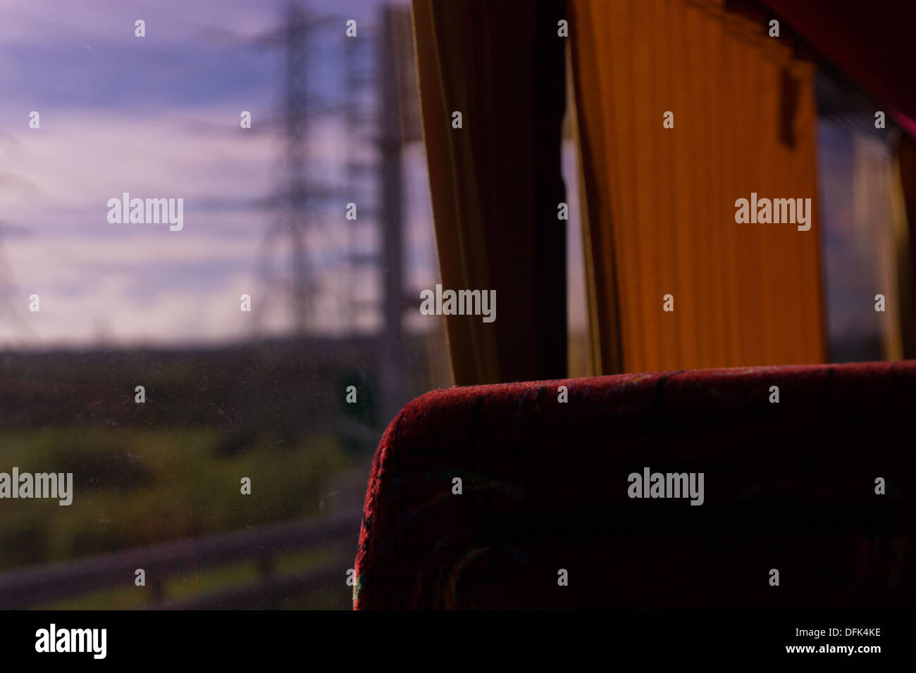 Herbst Himmel Trainer Sitz Stromleitungen Fensteransicht Stockfoto