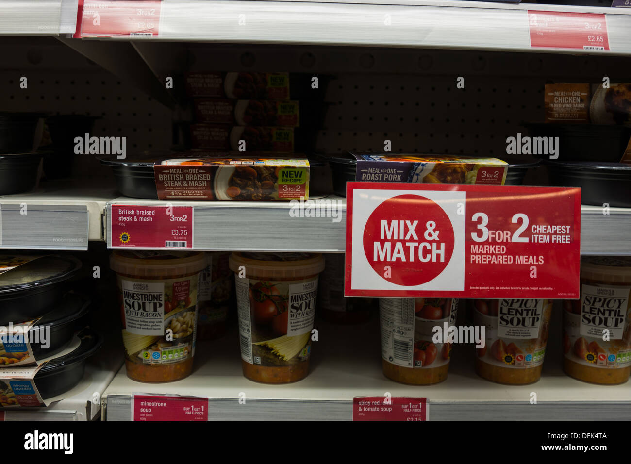 Mark und Spencers M & S Supermarkt Suppe Förderung Stockfoto