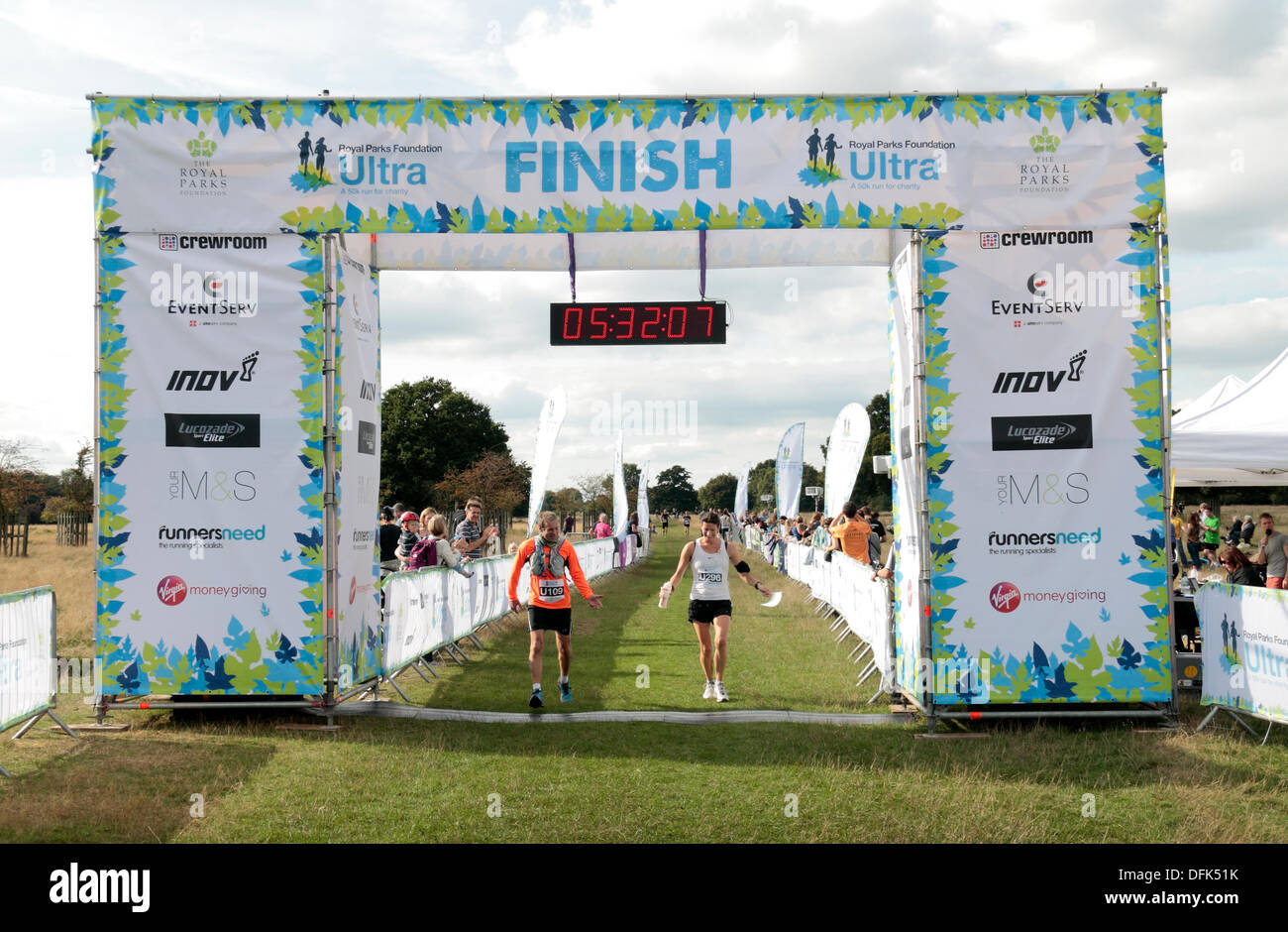 London, UK. 6. Oktober 2013. Sonntag, 6. Oktober 2013 laufen Läufer Abschluss der zermürbenden Royal Parks Foundation Ultra 50 km Charity in Bushy Park, London, UK. Bildnachweis: Maurice Savage/Alamy Live-Nachrichten Stockfoto