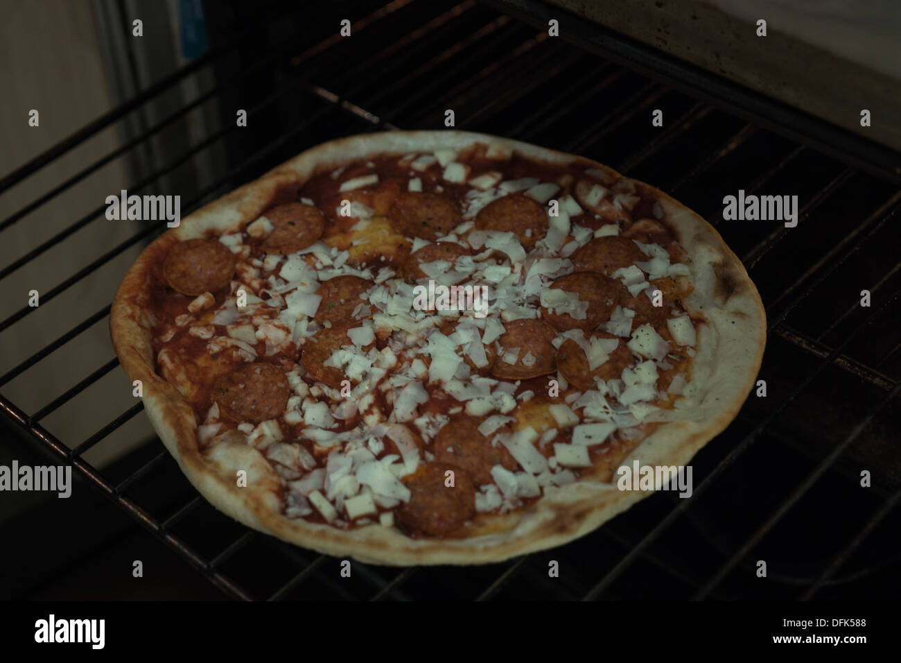 frische rohe Pizza Salami Mozzarella Tomate Stockfoto