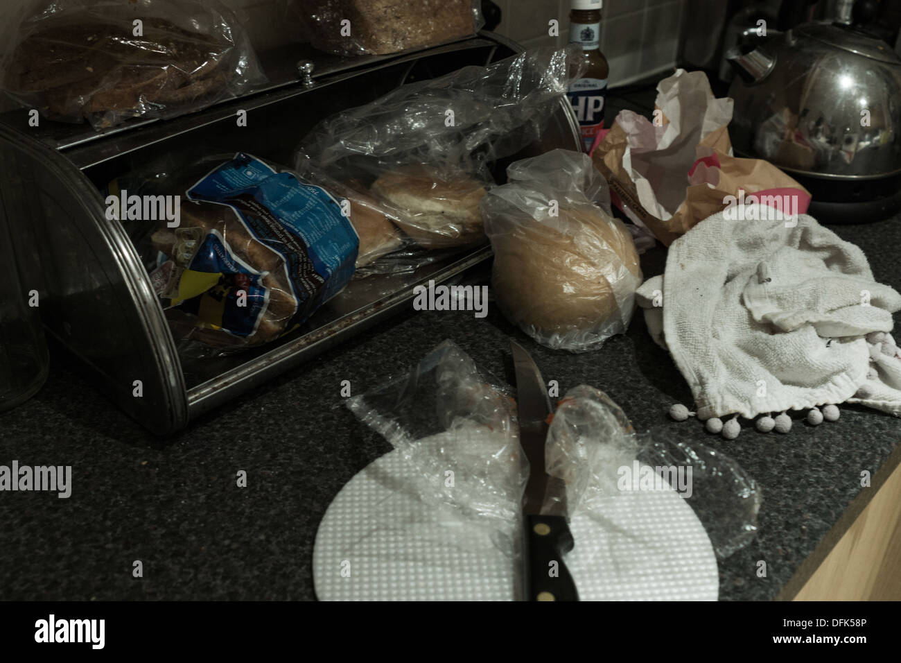Küche Geräte Tabelle Top Brotkorb rollt Stockfoto